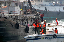 边防官兵深入码头、海上渔排渔船开展普法宣传活动5